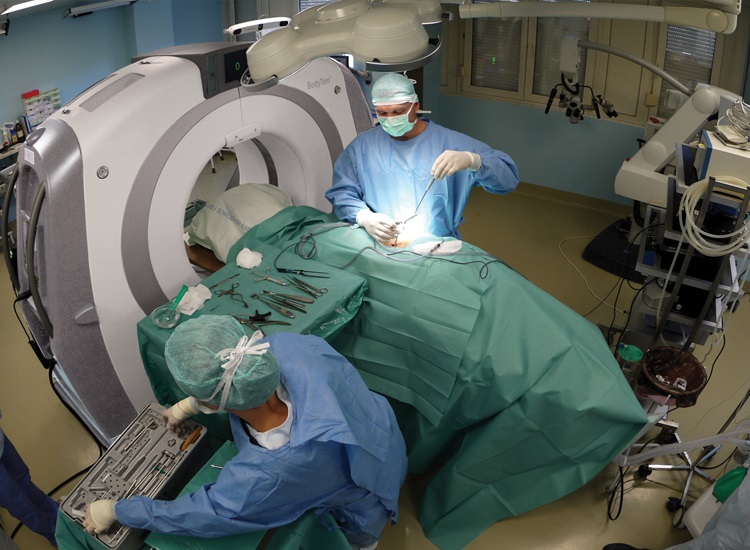 術中三維成像設備有哪些：術中CT、三維C型臂等